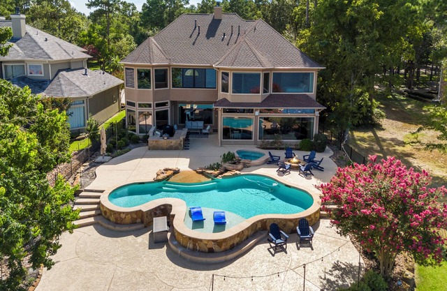 Waterfront home, 6 bedrooms private pool and dock on Lake Conroe