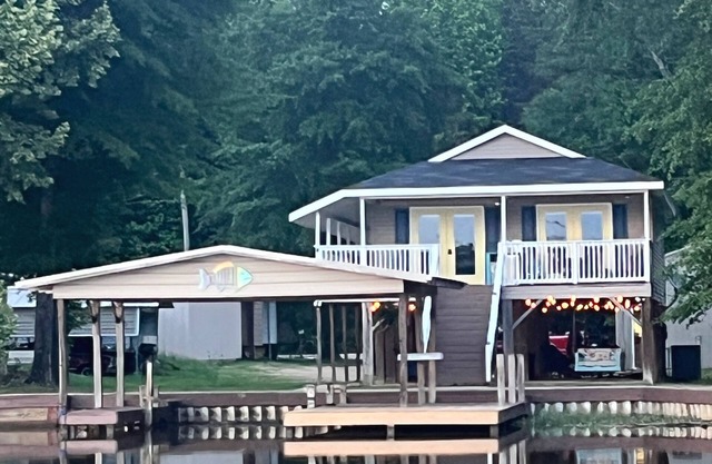Waterfront home/Boat dock w/ amazing sunset views of Tenn Tombigbee Waterway.