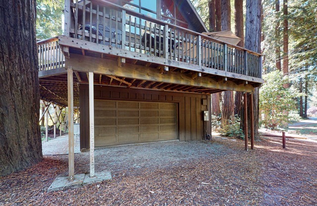 Waterfront home by golf course with W/D & full kitchen - dog-friendly