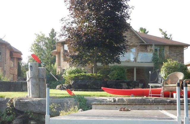 Haus am Wasser in Bobcaygeon. Leicht zu Fuß zu den Geschäften (Bigley's),
