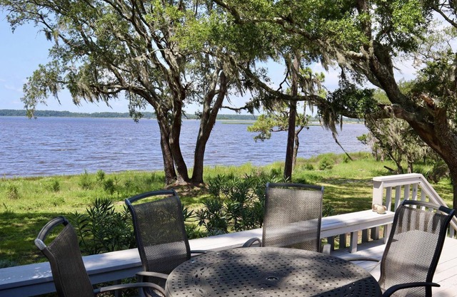 Waterfront Home, Pet Friendly, Hot Tub, Kayaks, Awesome Sunsets, Secluded Private Beach, Huge Deck