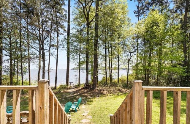 Waterfront home In Sam Rayburn. Sleeps 12