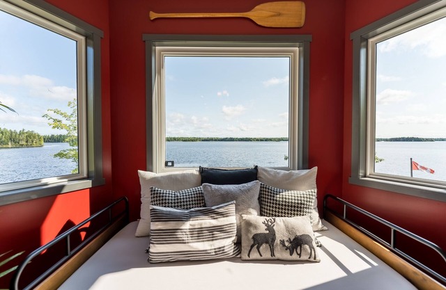 Waterfront Home on Hirtle Lake n- sleeps 6, pet friendly