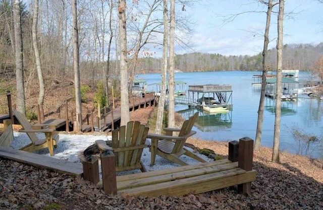Haus am Wasser mit optionalem Bootsverleih. Weniger als 10 Meilen nach Clemson.