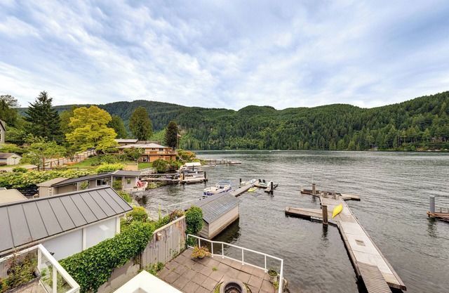 Waterfront Home on Lake Samish w/Hot Tub & Dock!