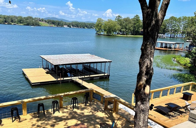 Waterfront home on Lake Hamilton