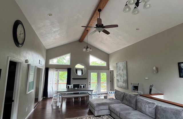 Waterfront home. Private dock, pool table, kayaks, family friendly boat parking