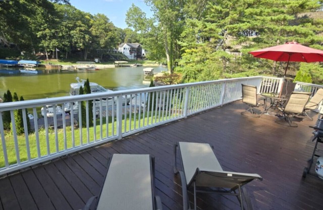 Waterfront home Spring Lake hot tub, firepit, gas grill fishing