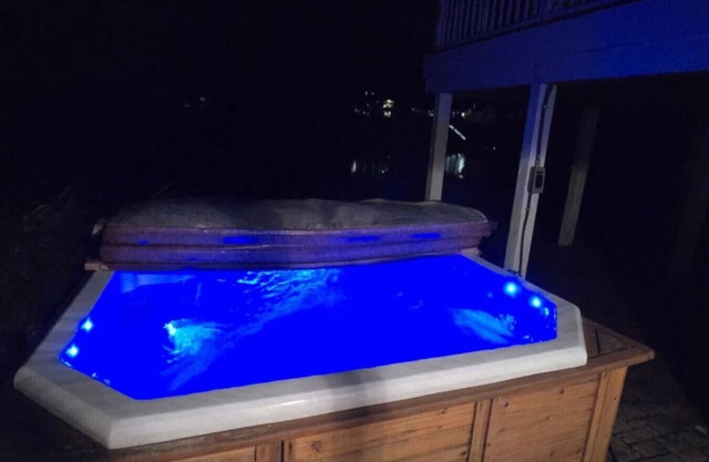 Waterfront home Spring Lake hot tub, firepit, gas grill fishing