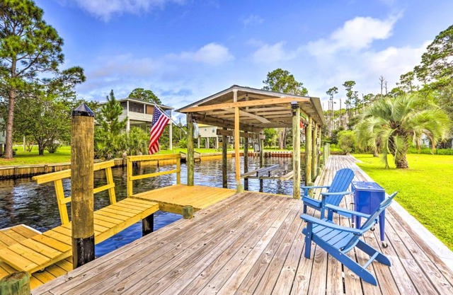 Waterfront Home Spectacular On-Site Fishing!