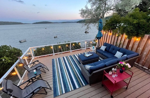Waterfront home, steps to the beach in protected bay! Birding, kayaking, swim.