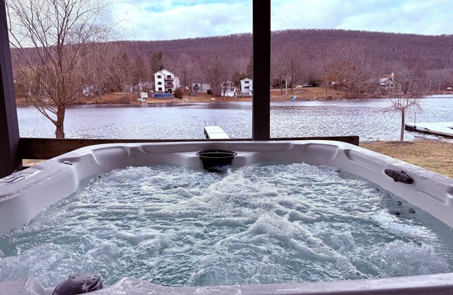 Waterfront Modern Home with Fast Wifi & Hot Tub