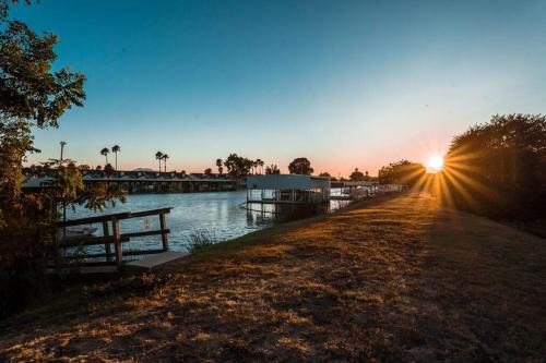 Waterfront Home w 40x16 Berth