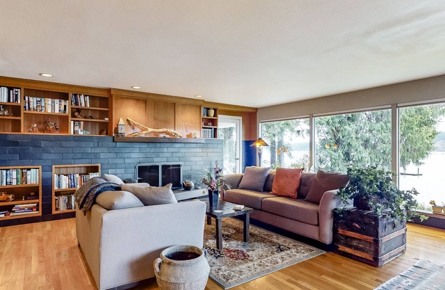 Waterfront home w/ Mt. Rainier and bay view, firepit & shore access - 1 dog OK!