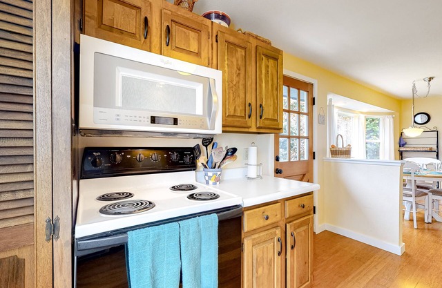 Waterfront Home w/ Gorgeous Ocean View, Deck, Fireplace, WiFi - Walk to Beach!
