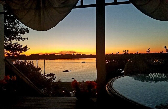 Haus am Wasser mit Dock am Point Judith Pond!