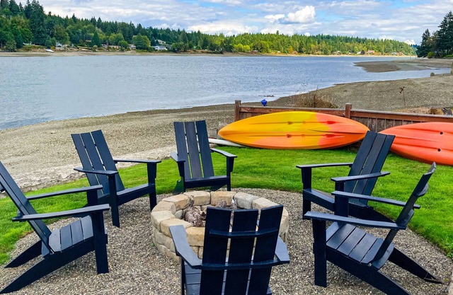 Waterfront home with 115' of private beach, 4 kayaks, firepit & stunning views