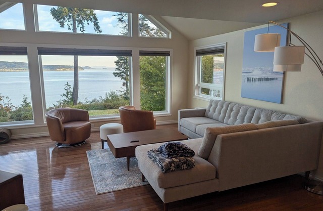 Waterfront Home with Game Room, Fireplaces, Kayaks, AC and Private Beach Access