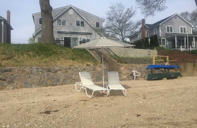 Haus am Wasser mit eigenem Sandstrand auf Niantic Fluss.