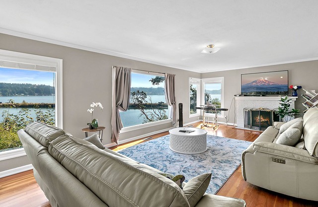 Waterfront home with a firepit, kayaks, grill, & a private washer/dryer