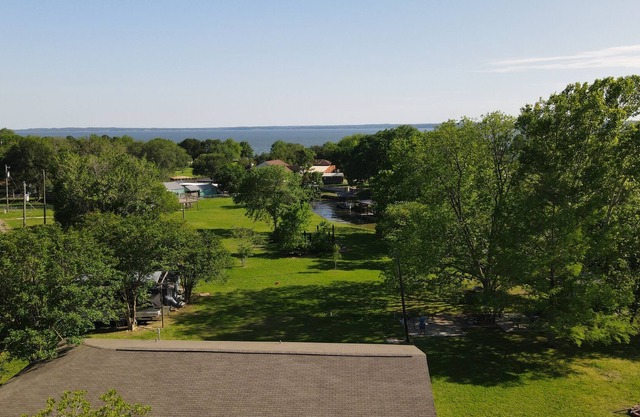 Waterfront home with 6 lots to play on.