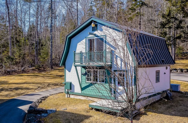 Waterfront home with beautiful bay views - dog-friendly, snowbird-friendly