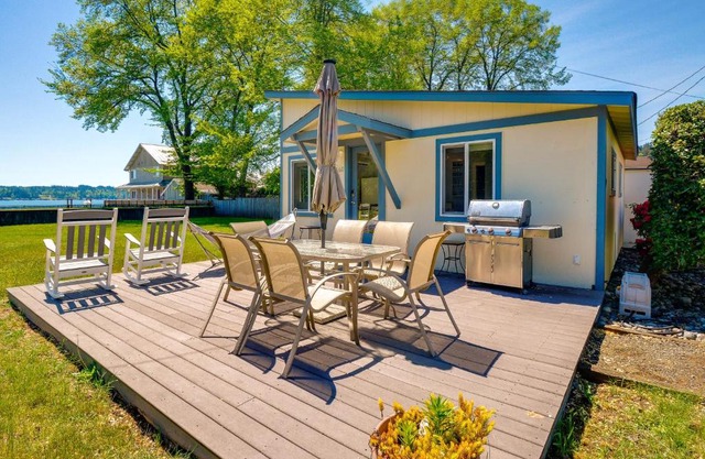 Waterfront Hood Canal Cottage Steps to the Beach!