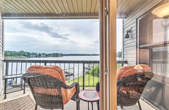 Waterfront Condo w/ Pool Access in Hot Springs