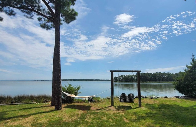 WATERFRONT!! **HOT TUB** 3 bedroom Oasis on 2+ acres - Sleeps 8