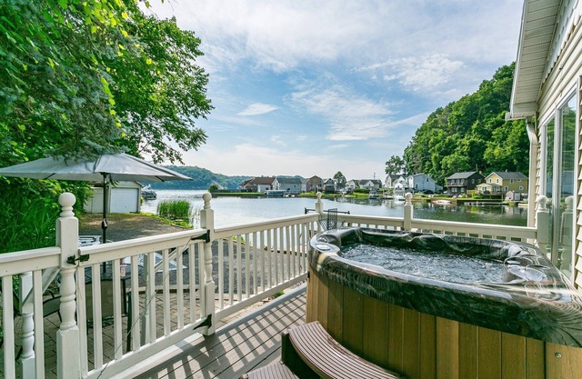 Waterfront Hot Tub On The Bay