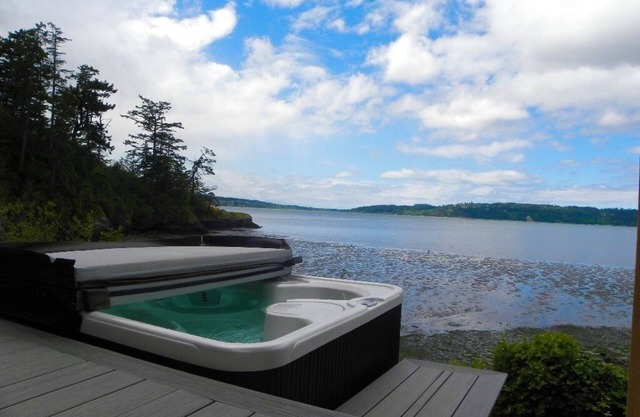 Haus am Wasser auf Bucht. Great Getaway.