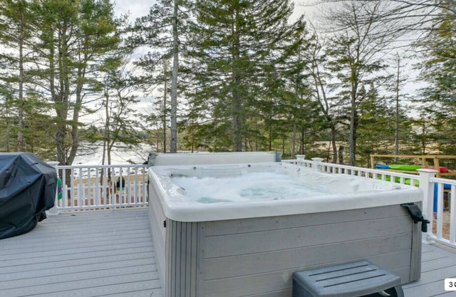 Waterfront HotTub Kids Pets Compound![Ocean Oasis]