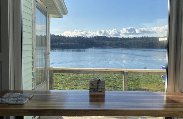 Waterfront House, Starlink internet, good parking lot, 2 bedrooms