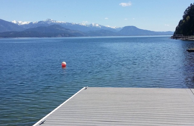 Haus am Wasser in Camp Bay, in der Nähe von Sandpoint, mit Dock und Badebereich.