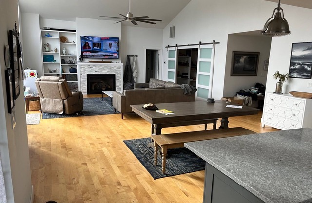 Waterfront house on Lake Tapps, Large deck, dock,