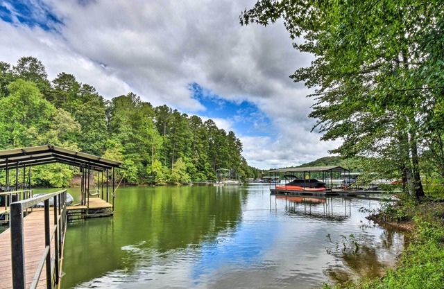 NEW! Waterfront House w/ Hot Tub on Lake Hartwell!