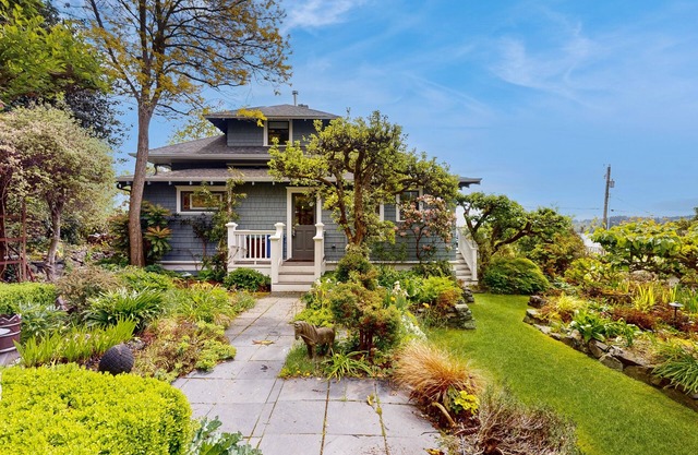 Waterfront house with beach access, deck, central AC, W/D