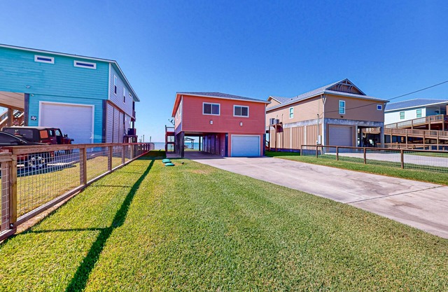 Waterfront house with private patio, dock access and free WiFi