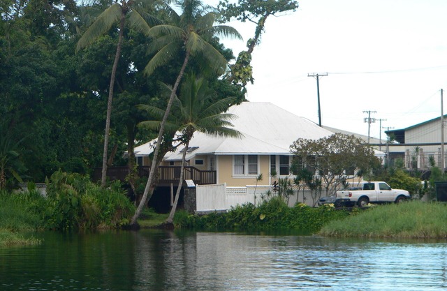 Waterfront liegt in Hilo, 1 Block zu Hotels. Aufbauend auf Teich w / Fisch & Schildkröten.