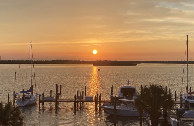 Waterfront in Old Marco! Beautiful unit! Deluxe!