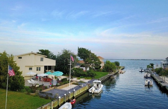 NEU AUF DEM MARKT! Waterfront Hamptons Vacation Retreat mit Bootsanleger