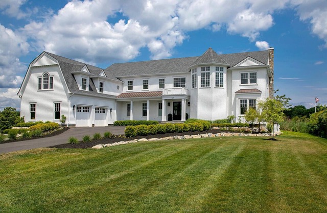 Waterfront, infinity edge pool and 3 miles to the beach!