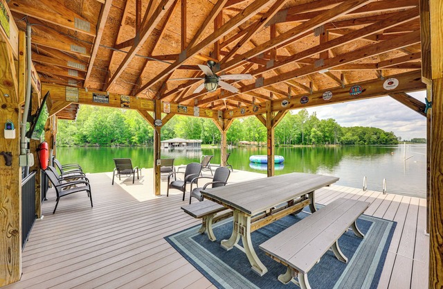 NEU! Waterfront Lake Anna Home mit Dock und Kajaks!
