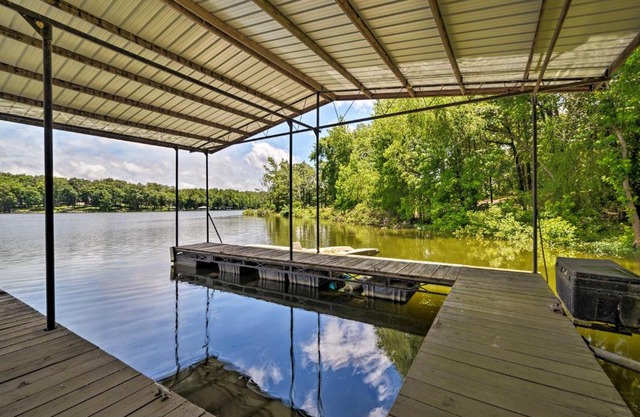 Waterfront Lake Barkley Home with Deck and Fire Pit!