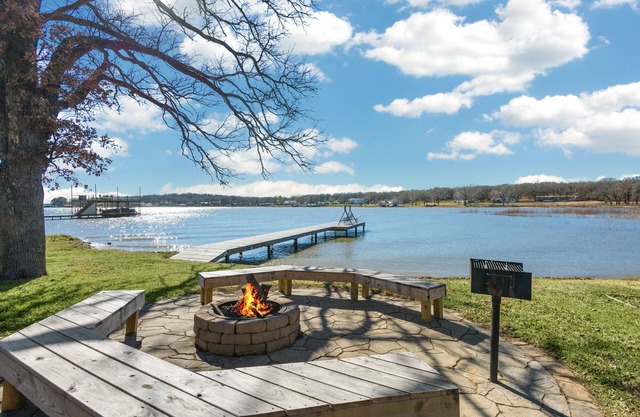 Waterfront Cottage w / riesige Terrasse, Terrasse und Veranda, um das schöne Wasser zu genießen!