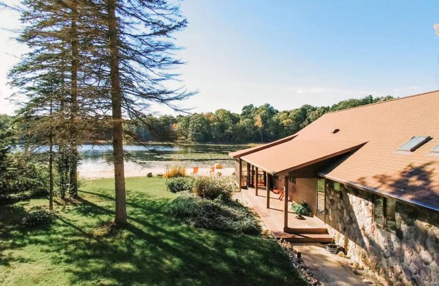 Waterfront Lake Cottage w/ Private Beach - Kayak at the Hemingway Lodge!