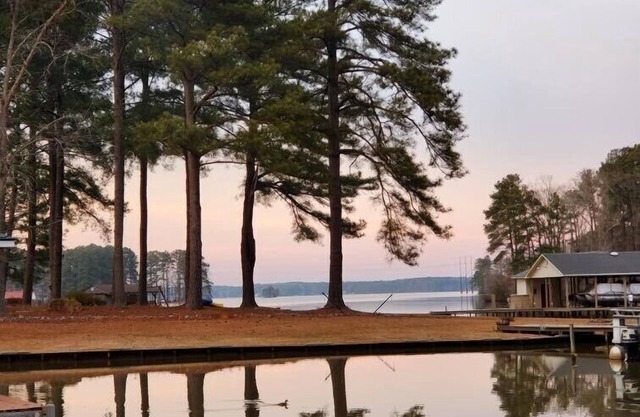 Waterfront - Lake Gaston Charming lakefront cottage