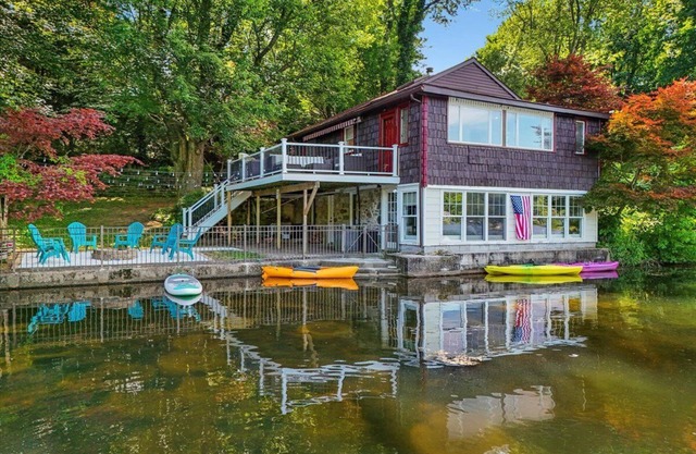 Waterfront Lake House. Near NYC and hiking trials. Complimentary kayaks provided