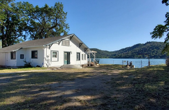 Waterfront lake home w/covered private patio!