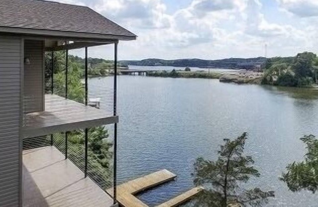 Waterfront Lake house 2 balcony’s. Amazing sunsets! Boat dock, fire pit!!!
